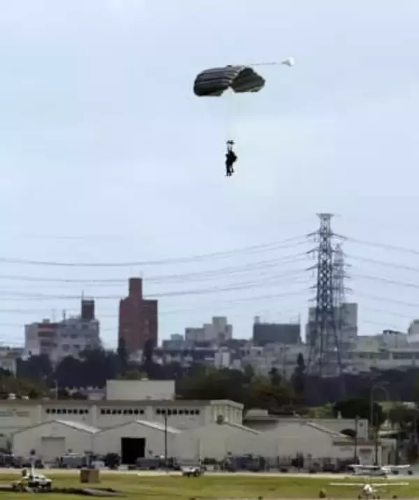 米軍、嘉手納で降下訓練　伊江島飛行場の再開後初