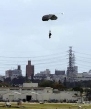 米軍、嘉手納で降下訓練　伊江島飛行場の再開後初