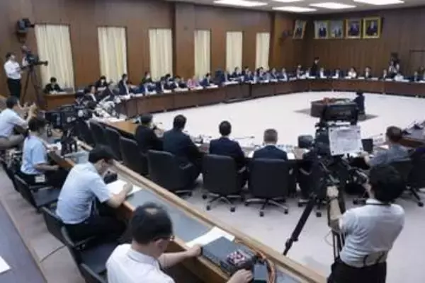 自民、早期の改憲案主張　審査会初中継、中道慎重対応を