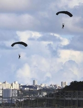 米軍嘉手納でまた降下訓練　再開後6回目、県中止要求