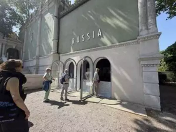 混乱の中、ベネチア美術展が開幕　ロシア館参加も映像のみ