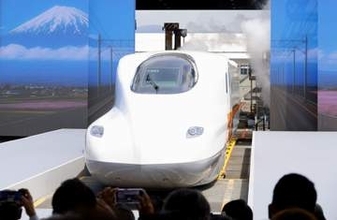 台湾新幹線の新車両公開　日立と東芝、山口・下松