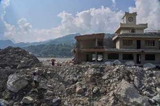 ネパール土石流、捜索中断　邦人含む6千人不明