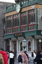 スタバ、中国資本との合弁事業に　地域密着で立て直し