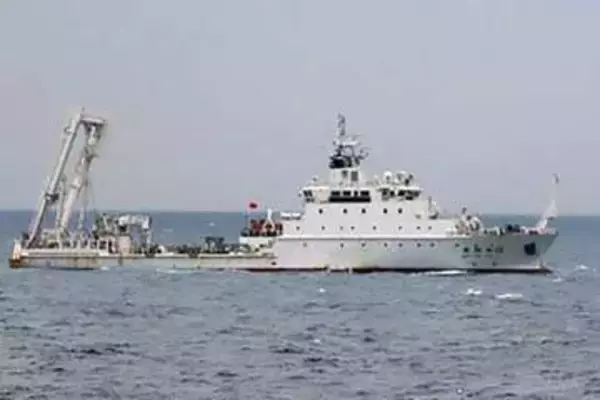 中国船尖閣沖で海洋調査か　再びEEZに、海保が中止要求