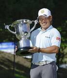 「36歳の藤本が13年ぶり優勝　関西OPゴルフ」の画像1