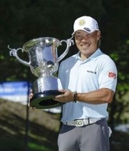 36歳の藤本が13年ぶり優勝　関西OPゴルフ