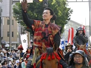 初夏の金沢彩る「百万石行列」　利家演じる大東駿介さんら参加
