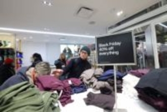 全米各地で年末商戦が本格化　節約志向で値頃感アピール