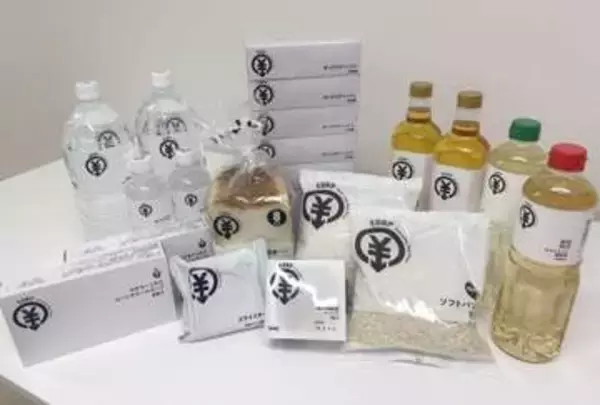 ドンキ、白黒の商品包装を販売　コスト減、水500mlで40円