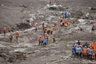 土砂崩れで57人の遺体確認　インドネシア、不明6人