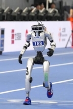 人型ロボ、日本からGMOが参加　陸上400メートルを完走