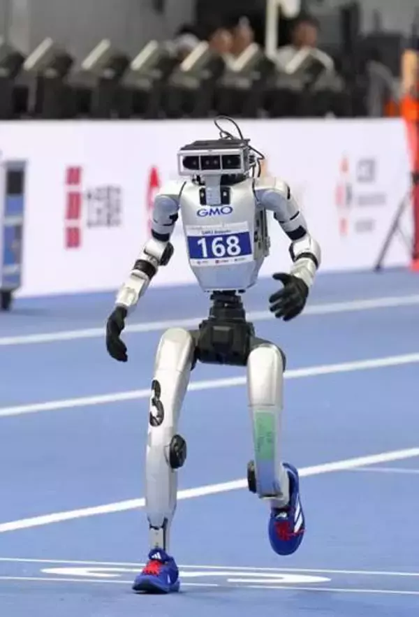 人型ロボ、日本からGMOが参加　陸上400メートルを完走