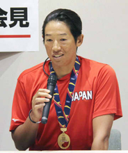 上野由岐子「強さを見せられた」　ソフトボールW杯優勝から帰国