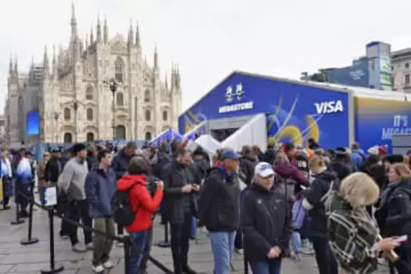 五輪ストア、「高いけど」盛況　長蛇の列、ぬいぐるみは1万円超