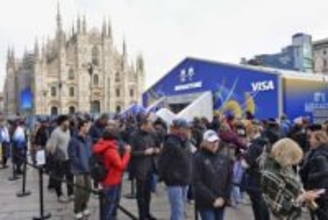 五輪ストア、「高いけど」盛況　長蛇の列、ぬいぐるみは1万円超