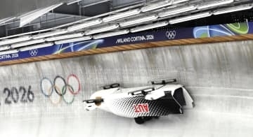 ボブスレーで横転、競技一時中断　1人搬送も「けがなし」