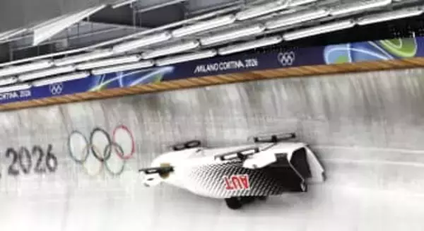 ボブスレーで横転、競技一時中断　1人搬送も「けがなし」