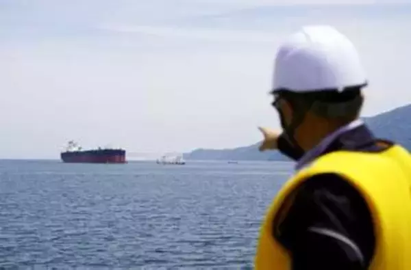 石油国家備蓄引き渡し作業を公開　鹿児島・志布志基地