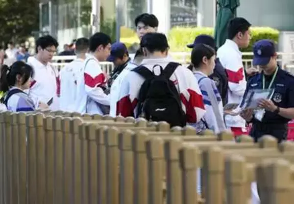 中国の大学試験「高考」開始　激しい競争、不正対策強化