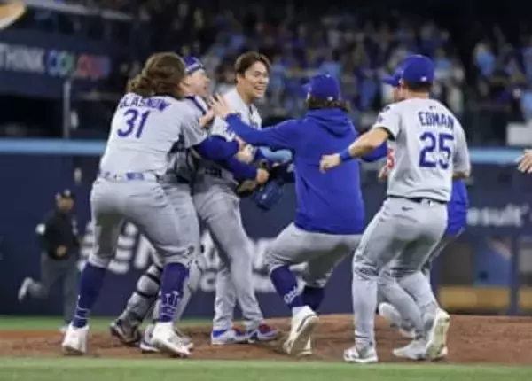 ドジャース、山本中心に歓喜の輪　大谷と佐々木がっちり抱擁