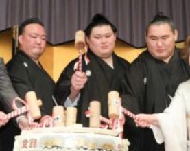 大の里「力士の模範に」と決意　横綱昇進披露宴に2千人