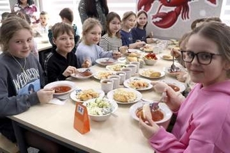 日本、給食の調理機材供与　ウクライナの学校に