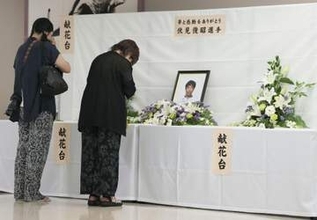 伏見選手の死去を悼む　高知競輪で献花台