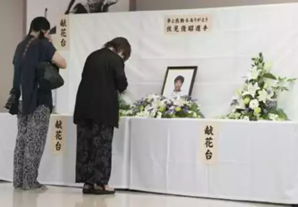 伏見選手の死去を悼む　高知競輪で献花台