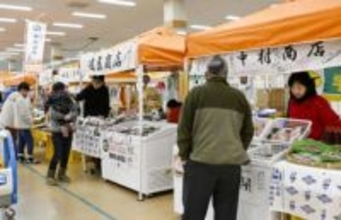 被災地の輪島出張朝市で初売り　なじみの客らで新年にぎわう