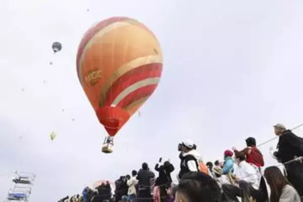 「佐久バルーンフェス」始まる　色とりどり熱気球40機が大空へ