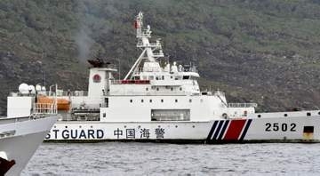 【独自】中国艦船、日本のEEZで護衛　海洋調査、「管轄権」行使