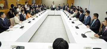 政府、子どもの安全守る対策強化　自殺防止も、首相「深刻な課題」