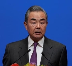 中国外相、AUKUS批判　南太平洋パプアを訪問