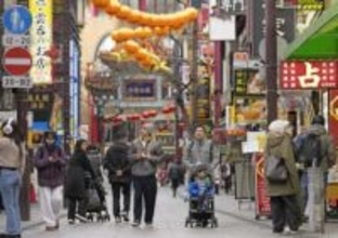 25年訪日客、初の4千万人突破　消費額も過去最高、9兆円超に