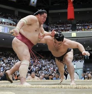 霧島、ただ一人7連勝　琴桜5敗目、1敗に3人