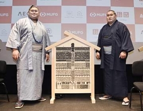両横綱、パリ公演へ市内で会見　豊昇龍「素晴らしい国に来た」