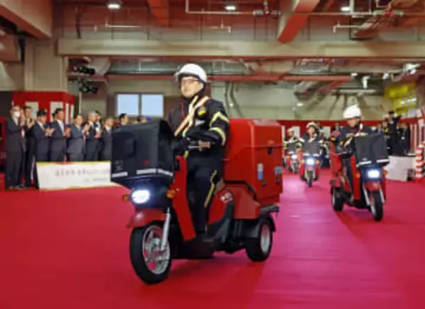 年賀状、新春の街へ　東京・新宿郵便局で出発式