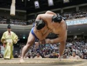 20歳藤ノ川、41歳玉鷲投げる　天覧相撲一番目で沸かせる