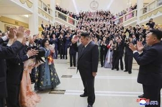 金正恩氏、交響楽団を激励　創立80年、日本でも公演