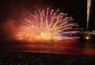 世界遺産を舞台に花火1万発　三重・熊野灘、色鮮やかに