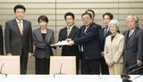 「首相「拉致問題の解決は使命」　被害者家族と面会」の画像1
