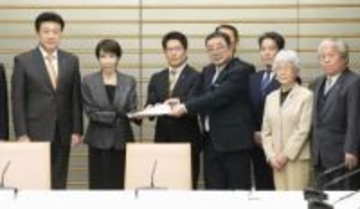 首相「拉致問題の解決は使命」　被害者家族と面会