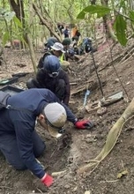 沖縄戦兵士か、遺骨数十人分発見　激戦地跡の山林、手りゅう弾も