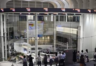 東証、午前終値6万8355円　ハイテク株がけん引