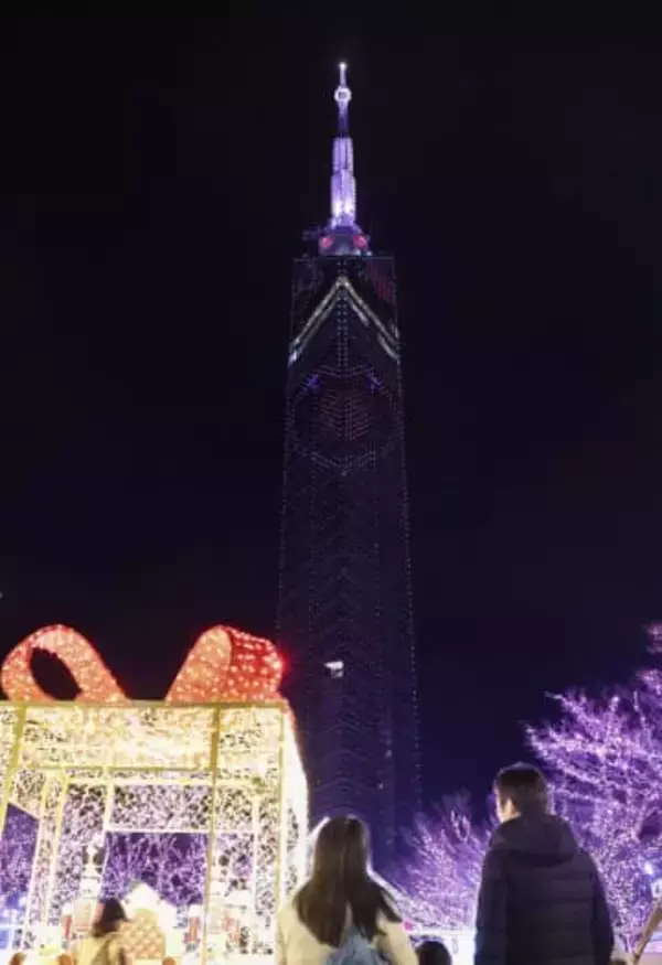 福岡タワーがバレンタイン仕様　淡いピンクで夜彩る