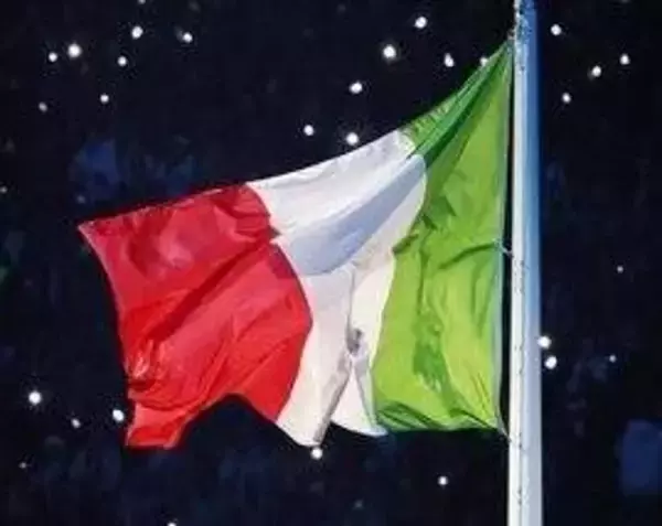 「移民船転覆、数十人不明か　地中海、2人死亡」の画像