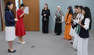 佳子さまキルギスの障害者と懇談　紀子さまも、筑波技術大で