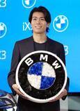 「BMW、新型EVを発売　サッカー中村敬斗選手がPR」の画像1
