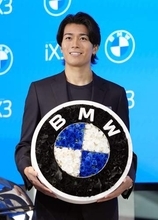 BMW、新型EVを発売　サッカー中村敬斗選手がPR